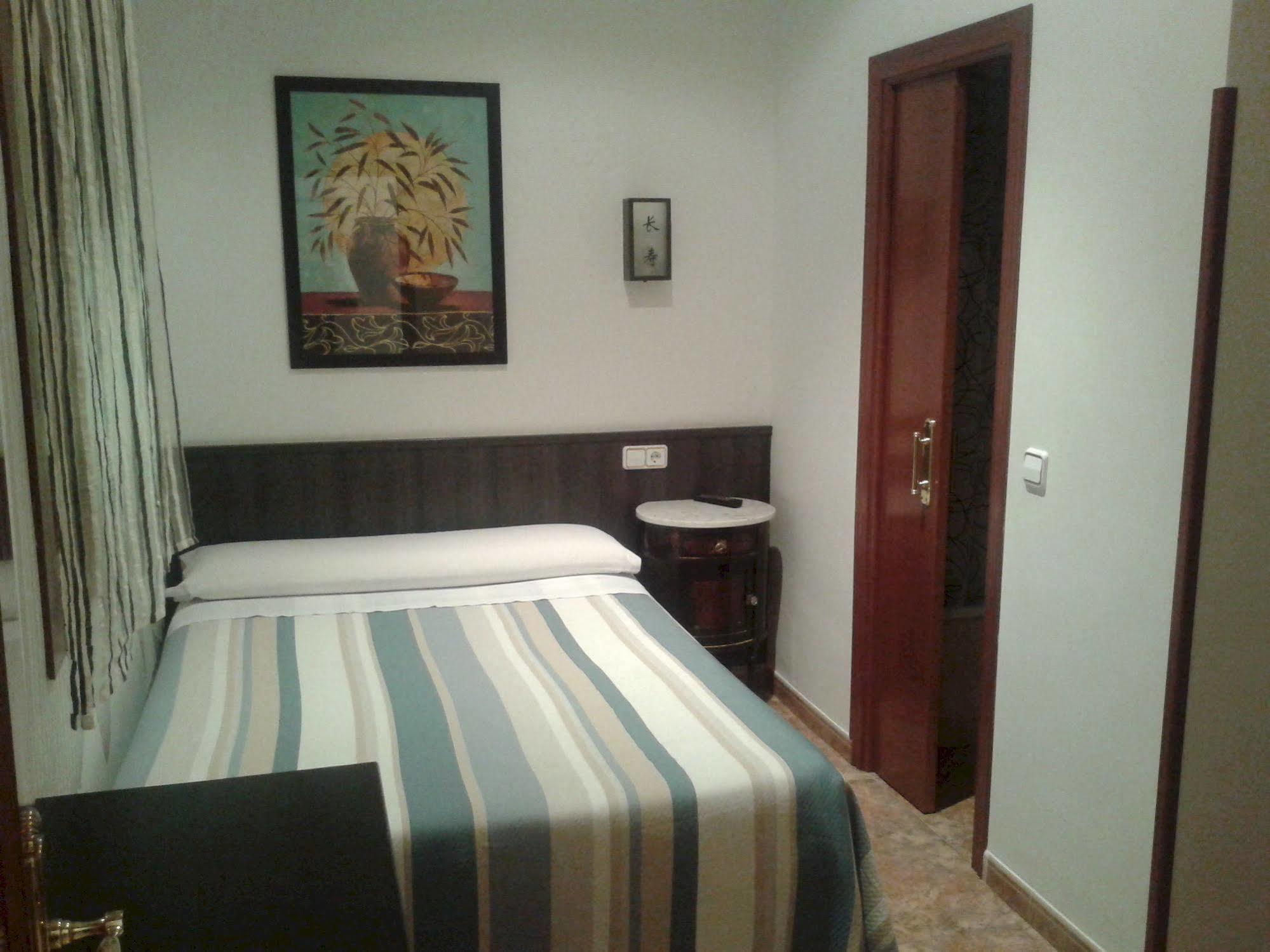 מדריד Hostal Bruna Paseo Del Prado מראה חיצוני תמונה